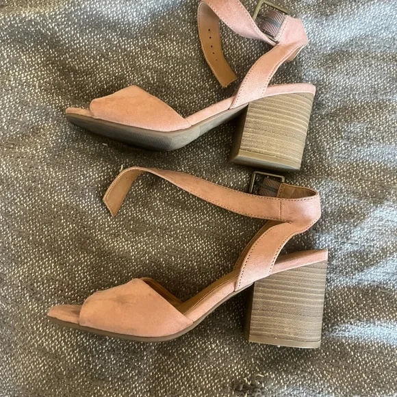 Universal Thread Block Heels - Picture 3 of 4